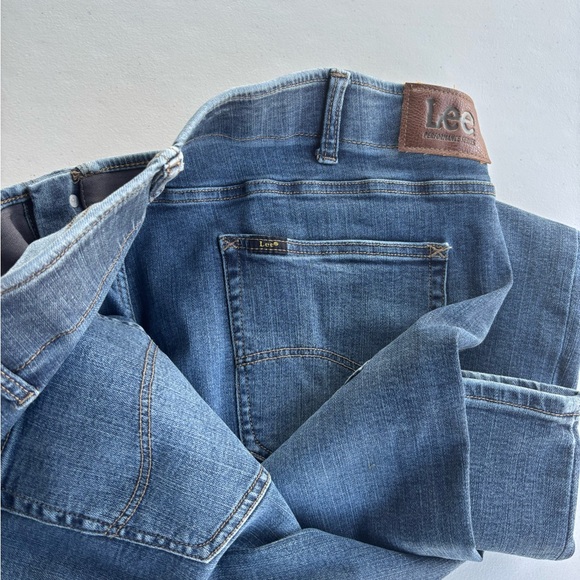 Lee Men's Straight Fit Blue Jeans - Picture 5 of 5